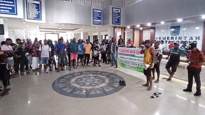 Presiden Safcom Sorong Gusti Sagrim menyampaikan orasi dalam demo di kantor Wali Kota Sorong menolak rencana konser Doorman's Project (DMP) di Stadion Bawela, Kamis (4/7/2024).
