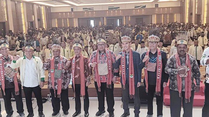 Foto bersama Ketua Umum Pemuda Katolik Stefanus Gusma, Menteri Investasi/Kepala Badan Kordinasi Penanaman Modal (BKPM) Bahlil Lahadalia, Penjabat Gubernur Papua Barat Daya Muhammad Musa'ad dalam rangka kegiata Rapimnas II pemuda Katolik tajun 20204, di Kabupaten Sorong, Jumat (5/7/2024).