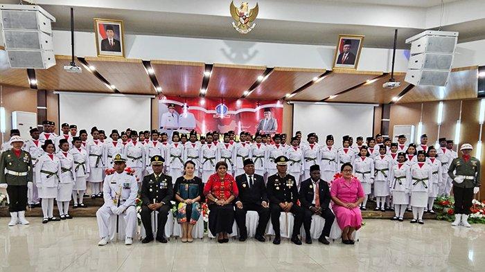 Foto bersama usai pengukuhan Paskibraka Kabupaten Sorong Selatan 2024. Prosesi berlangsung di Aula Hotel Mratuwa Sesna, Teminabuan,Papua Barat Daya, Jumat (16/8/2024).