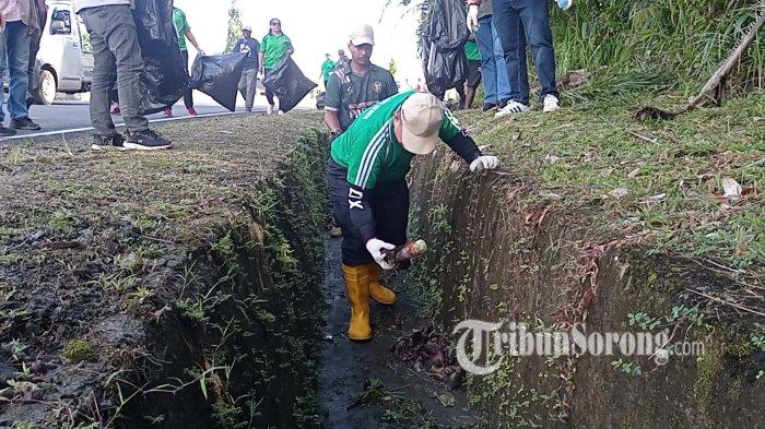 Penjabat atau Pj Wali Kota Sorong Bernhard Eduard Rondonuwu resmi meluncurkan program Aksi Kota Sorong Bersih-bersih Sampah dan Tanam Pohon, Jumat (23/8/2024). (tribunsorong.com/safwan)