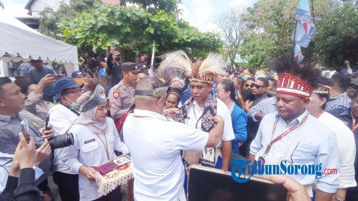 Pasangan ARUS saat tiba di kantor KPU Papua Barat Daya dan disambut dengan pengalungan kain oleh pihak KPU.