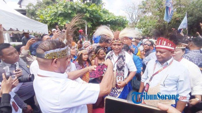 Bakal Calon Gubernur dan Wakil Gubernur Papua Barat Daya Abdul Faris Umlati-Petrus Kasihiuw menuju kantor KPU Papua Barat Daya, Kamis (29/8/2024).