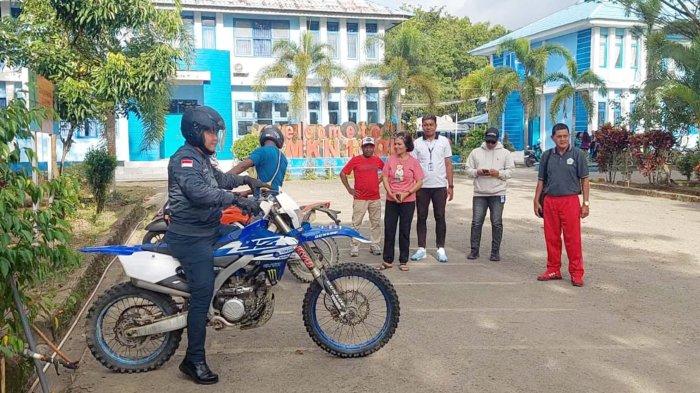 Pj Wali Kota Sorong Bernhard E Rondonuwu (yang pakai motor) saat berkunjung ke SMKN-01, Jumat (13/9/2024) pagi tadi.