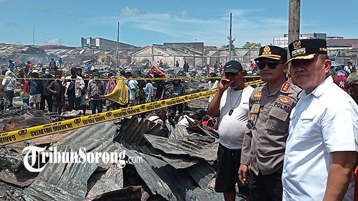 Pj Wali Kota Sorong Bernhard Rondonuwu meninjau Pasar Remu pascakebakaran, Minggu (29/9/2024) pagi.