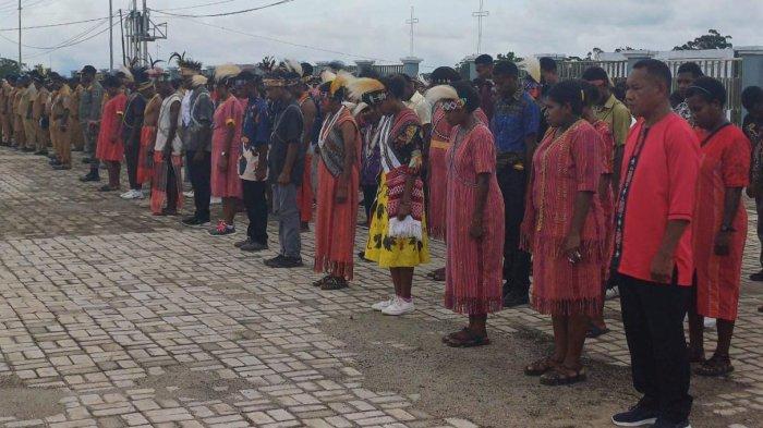 Peserta Upacara Hari Sumpah Pemuda Ke-96 di halaman kantor Bupati Maybrat, Kumurkek, Distrik Aifat, Papua Barat Daya, Senin (28/10/2024).