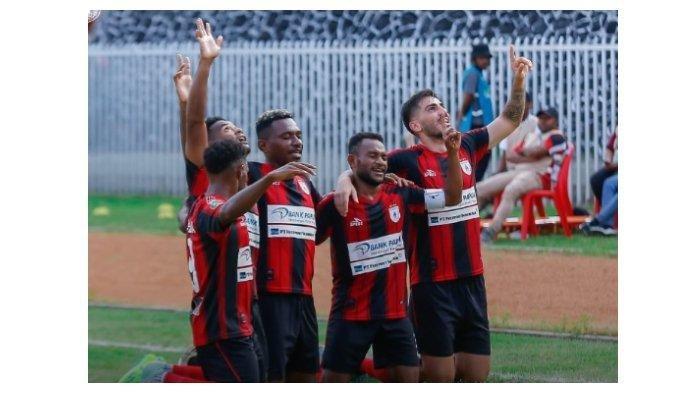 Pemain Persipura Jayapura selebrasi usai mencetak gol ke gawang RANS Nusantara FC berlangsung, di Stadion Mandala, Kamis (14/11/2024) siang WIB.