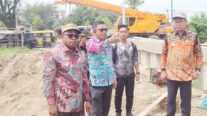 TINJAU - Wali Kota Sorong Septinus Lobat bersama Wakil Wali Kota Anshar Karim dan jajaran dinas terkait turun langsung meninjau kondisi Kali Klagison di kawasan PLTD, Kelurahan Klasaman, Distrik Klaurung, pada Kamis (27/3/2025) pagi.