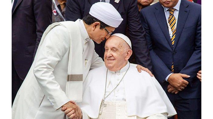 CIUM KENING - KH Nasaruddin Umar selaku Imam Besar Masjid Istiqlal mencium kening Paus Fransiskus pada rangkaian kunjungan ke Indonesia di Masjid Istiqlal pada 5 September 2024 lalu.