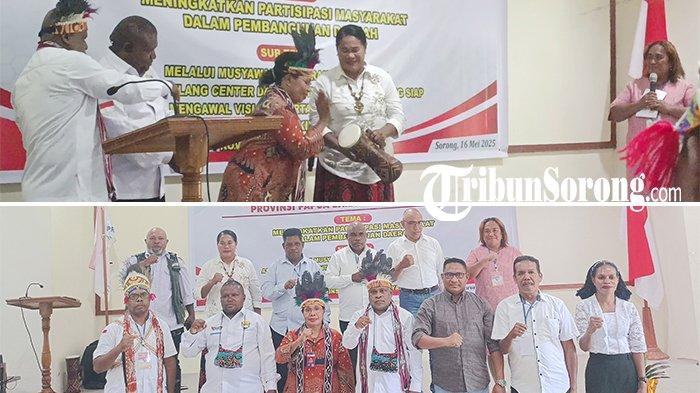BUKA MUSDA - Kepala Badan Kesatuan Bangsa dan Politik (Kesbangpol) Papua Barat Daya Sellvyana Sangkek menabuh tifa simbolis pembukaan Musyawarah Daerah (Musda) Ke-1 Asosiasi Elang Center di Hotel Luxio, Kota Sorong, Jumat (16/5/2025).