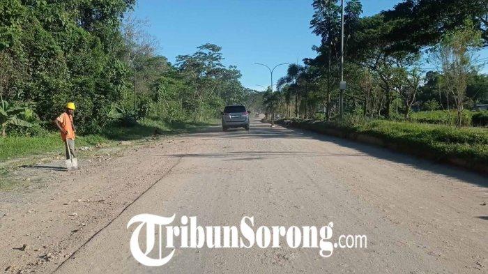 JALAN BERDEBU - Sejumlah pengendara roda dua mengeluhkan terkait adanya debu disepanjang ruas jalan nasional Sorong-Aimas, Kilometer 16, Kota Sorong, Papua Barat Daya, pada Jumat (23/5/2025).(tribunsorong.com/safwan ashari)