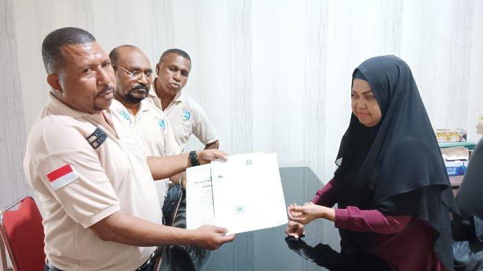Ketua Forum Pengawal Perjuangan Rakyat (Fopera) Papua Barat Daya, Yanto Amus Ijie bersama pengurus sedanf terima SK Menteri Hukum dan HAM tentang pengesahan Fopera.