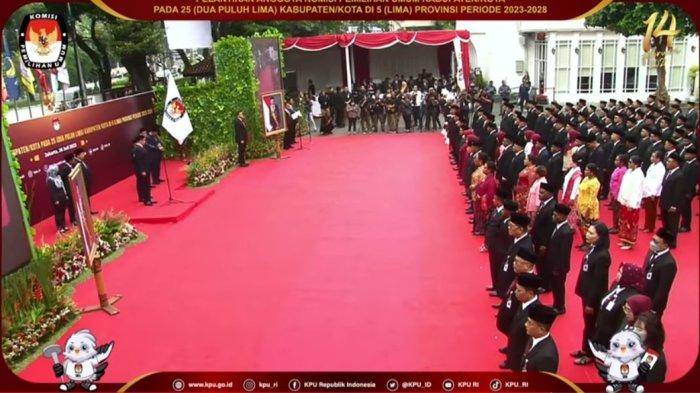 Ketua KPU RI Hasyim Asy'ari resmi melantik 125 anggota KPU di 5 Provinsi termasuk Kota Sorong, Papua Barat Daya di halaman kantor KPU RI, Jalan Imam Bonjol Jakarta, Rabu (26/7/2023).