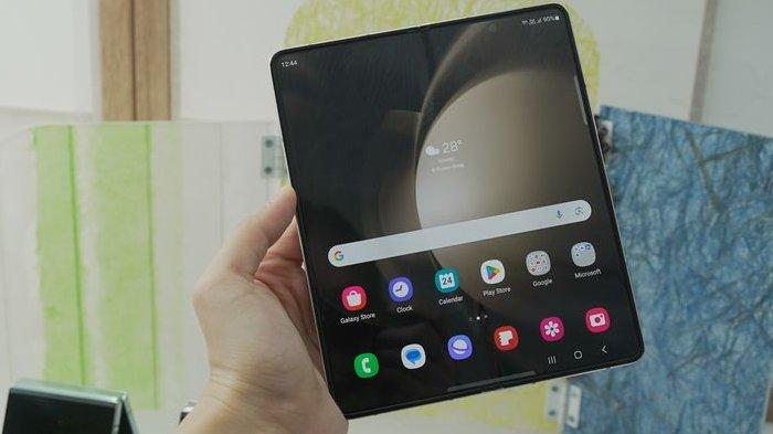 Layar utama Galaxy Z Fold 5 yang berpanel Dynamic AMOLED 2x seluas 7,6 inci dengan resolusi layar QXGA Plus (2.716x1.812 piksel). Perangkat memiliki tingkat kerapatan piksel 374 PPI, refresh rate 120 Hz, dan tingkat kecerahan maksimal 1.750 nits.