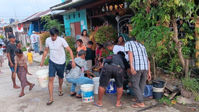 Warga berusaha memadamkan api.