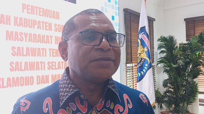 Pj Bupati Sorong Yan Piet Mosso.