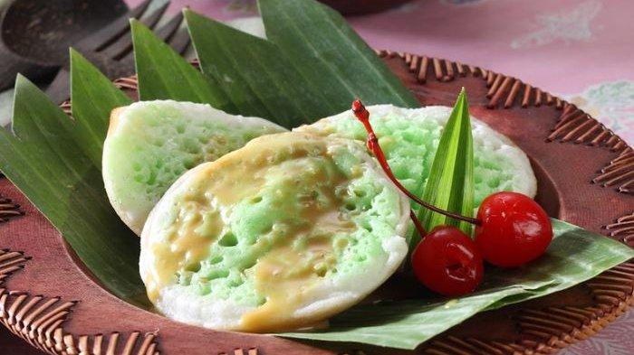 Resep membuat kue apem saus gula Jawa yang manis dan anti bantet, inilah tips memasaknya.