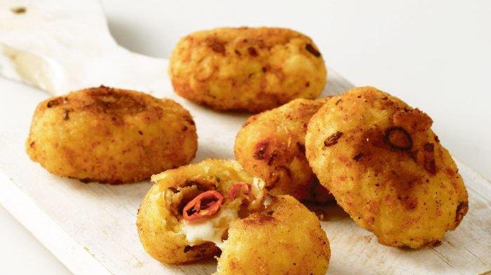 Resep membuat kue combro keju lumer yang cocok untuk camilan di rumah.