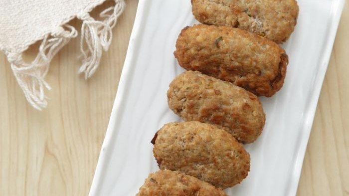Resep membuat perkedel tahu daging cincang, perhatikan cara menggorengnya agar hasilnya lezat.