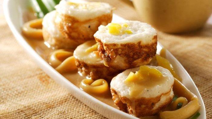 Resep membuat kue serabi mini saus santam gula merah, sajian kue tradisional yang banyak disukai.