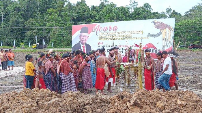 Upacara adat di lokasi peletakan batu pertama pembangunan kantor Gubernur Papua Barat Daya oleh keluarga suku Malaseme Klablim Sabtu (15/7/2023).