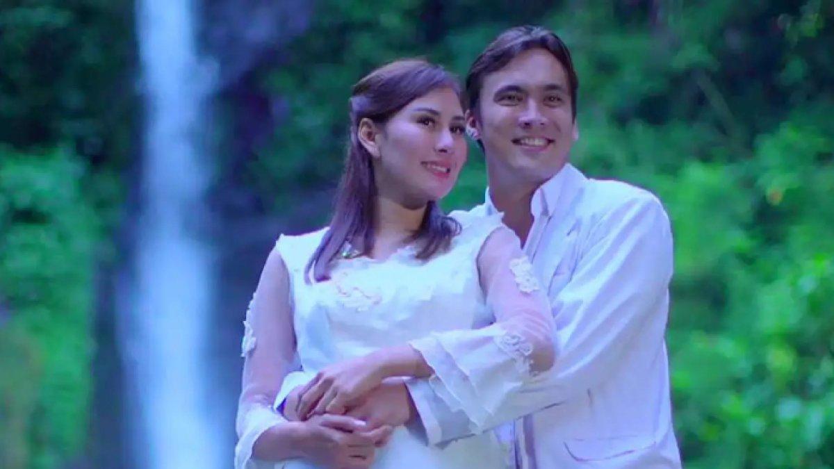 Adegan Syahnaz Sadiqah dan Rendy Kjaernett jadi sepasang kekasih dalam FTV Villa Curug Pengantin.