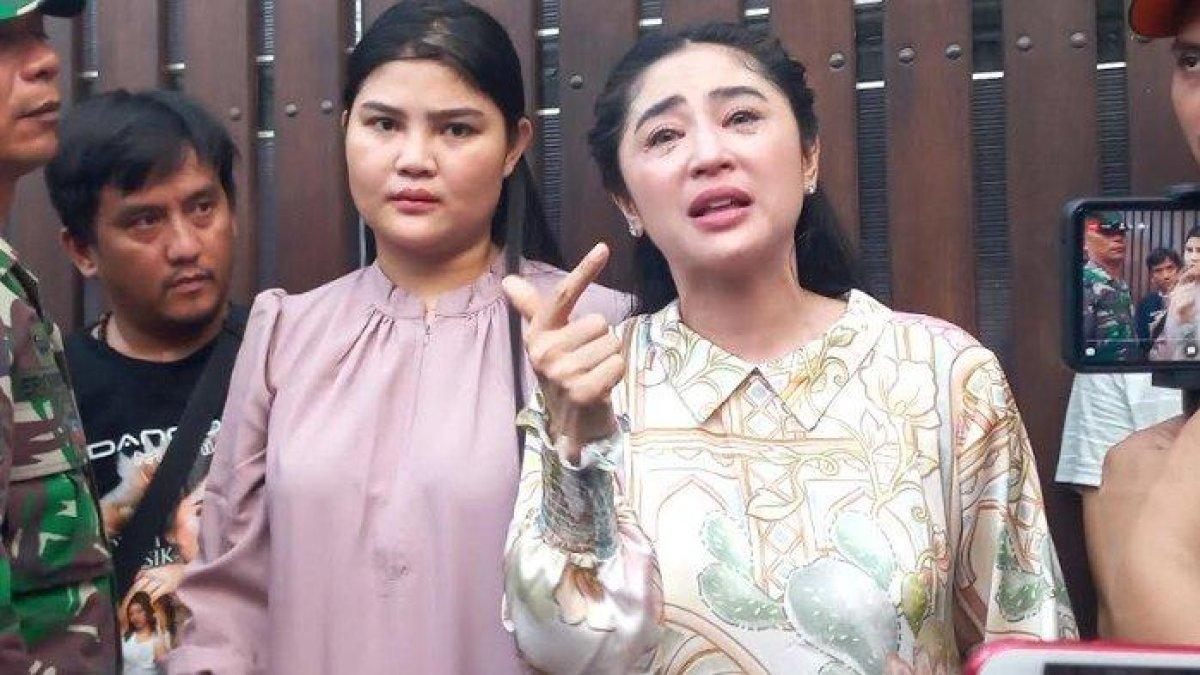 Dewi Perssik di kediamannya, usai mediasi dengan Ketua RT 06, Kamis (29/6/23).