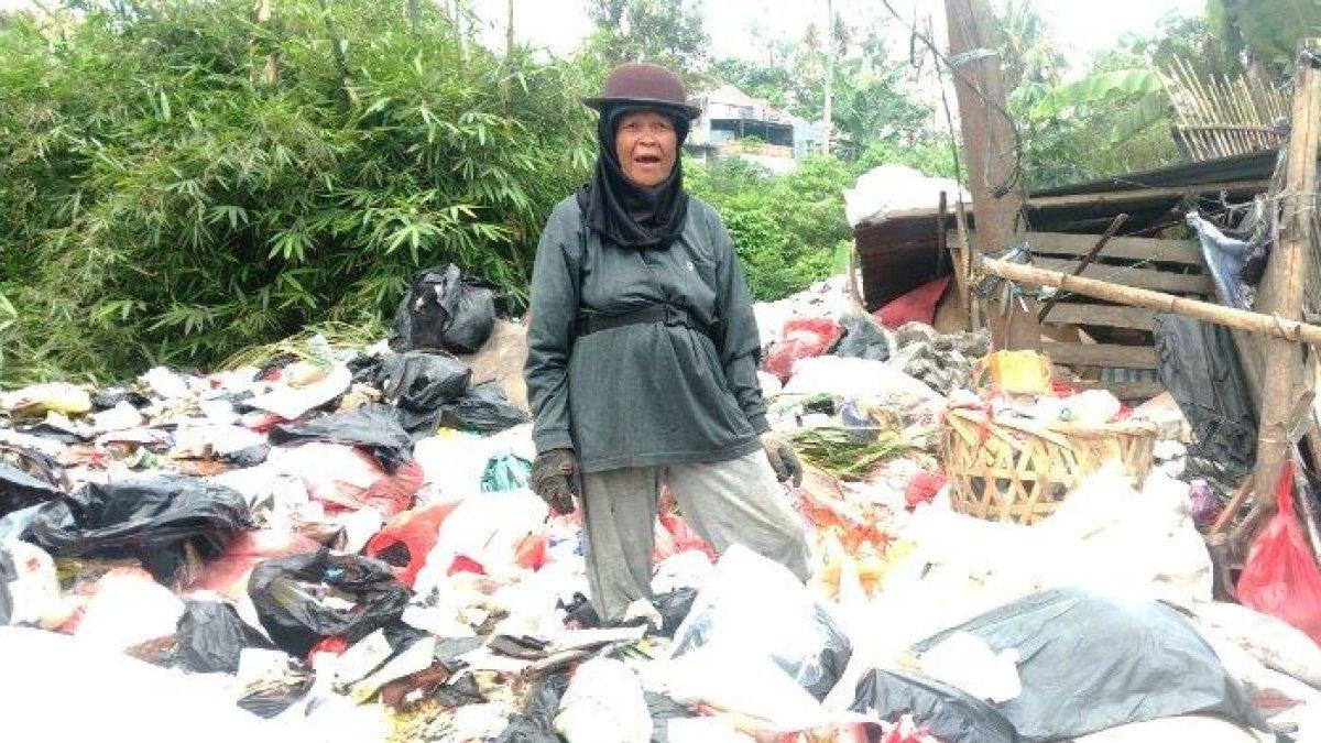 Emak Kartini (74) Pemungut Sampah di Tumpukan Sampah Jalan Veteran III Desa Banjarsari, Kecamatan Ciawi, Kabupaten Bogor, Senin (26/6/2023).