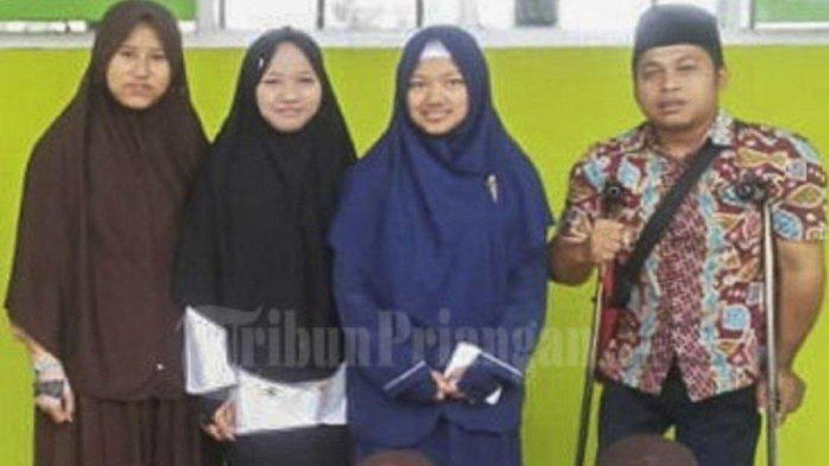 Foto Agus Taryono, guru Sekolah Menengah Pertama (SMP) Islam Nurul Anwar, Kabupaten Tasikmalaya. Ia tampak selalu bersemangat membagikan ilmunya setiap hari meski dalam kondisi kekurangan fisik.