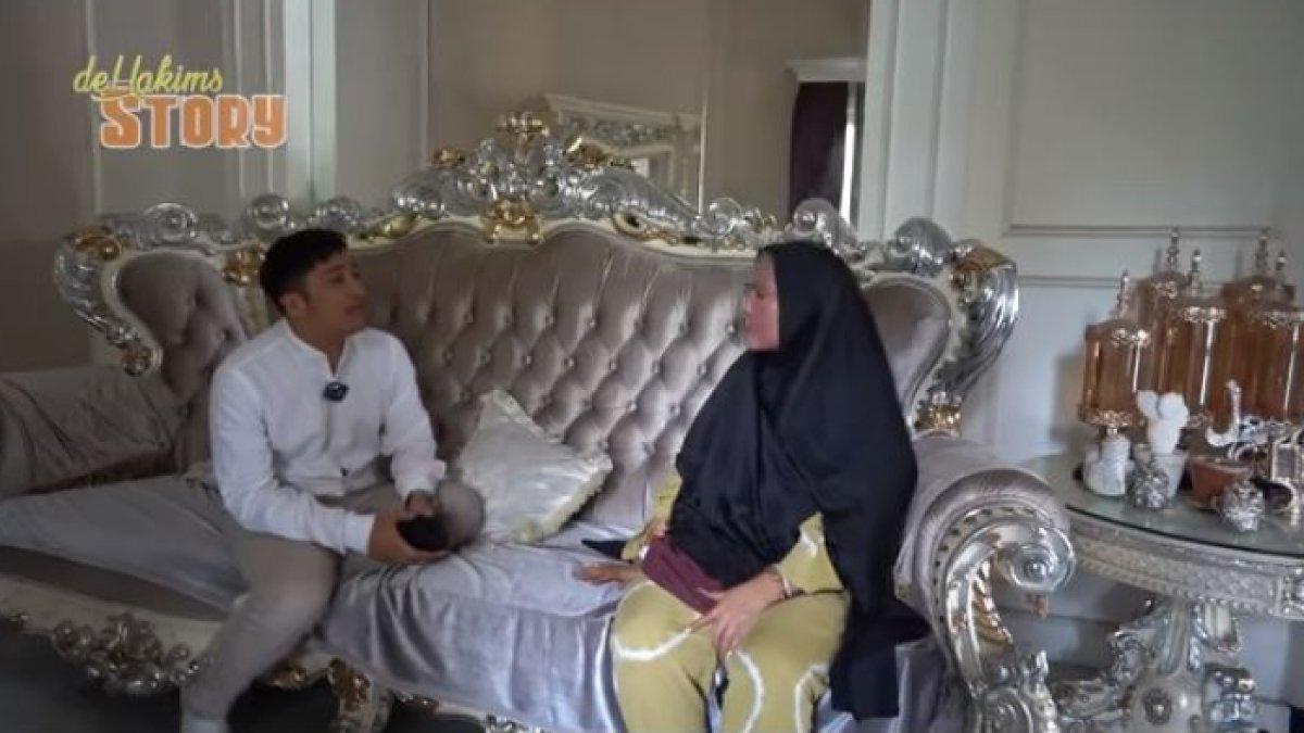 Kursi ruang tamu milik Mandala begitu mewah dengan aksen putih dan emas.