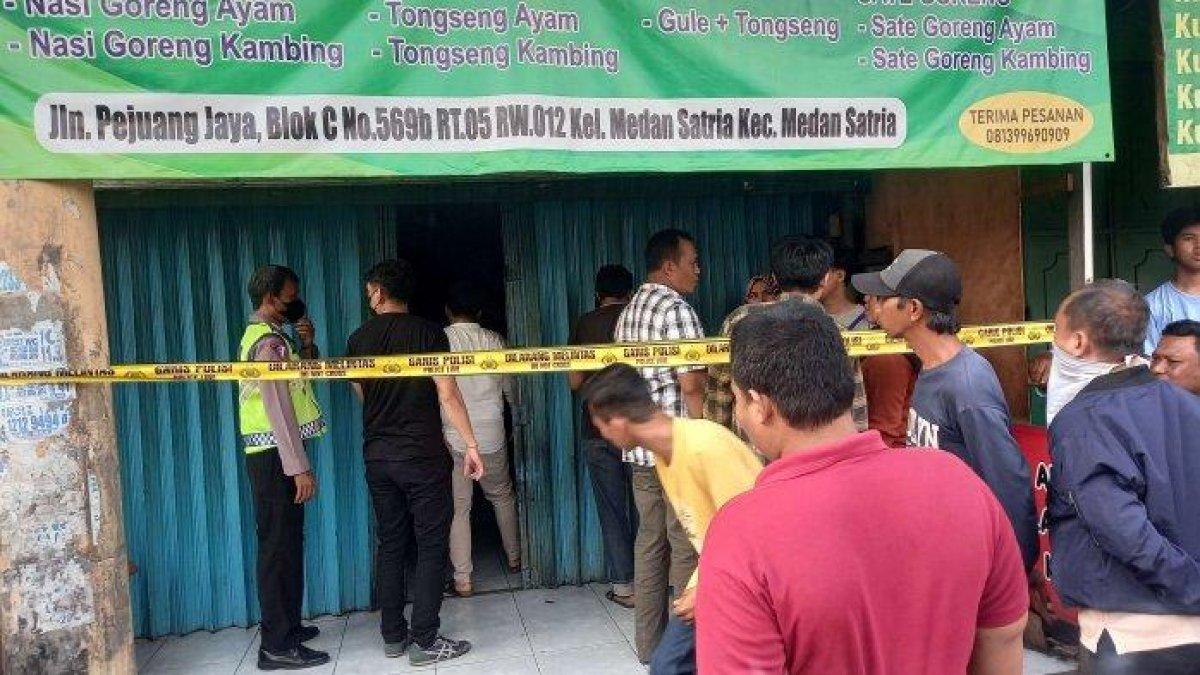 Lokasi tewasnya tukang sate di lapaknya di Jalan Pejuang, Medan Satria, Bekasi. Tukang sate bernama Dodo itu diduga tewas dibunuh karena ada luka di tubuhnya. Polisi masih melakukan penyeldikan.