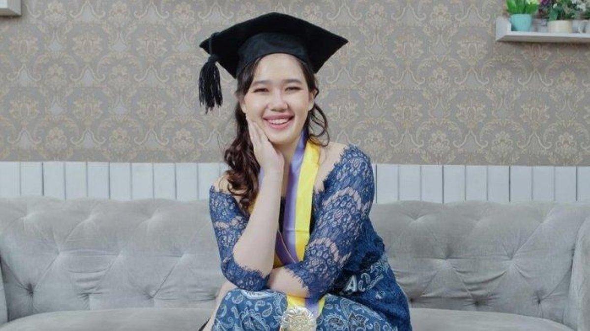 Sindy Suwanda (21) mahasiswi asal Cimahi yang mampu lulus Kedokteran hewan UGM