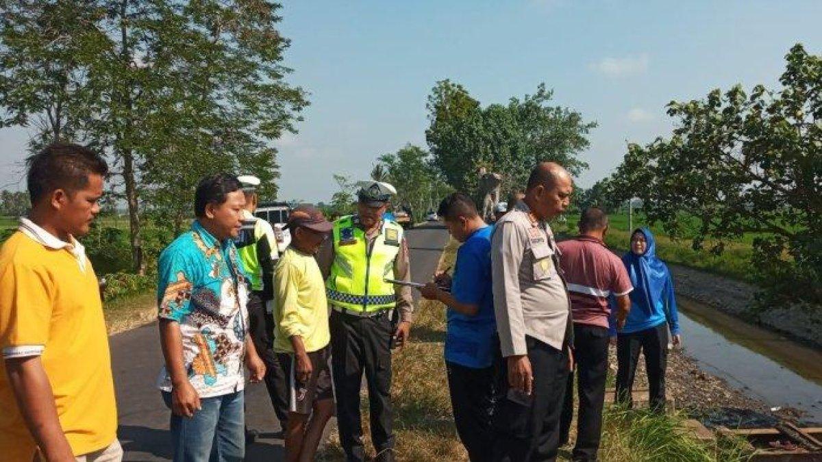 Polisi olah tempat kejadian perkara kecelakaan di Jalan Rambipuji Balung Jember yang menewaskan tiga korban