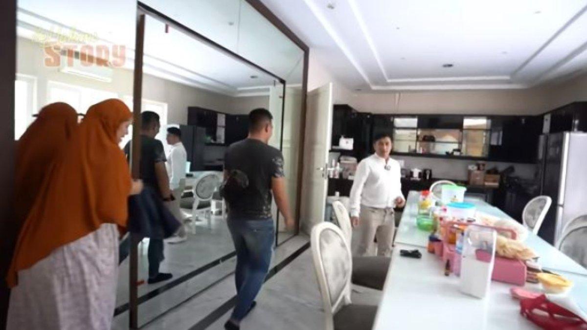 Ruang makan di rumah Mandala, serba putih.