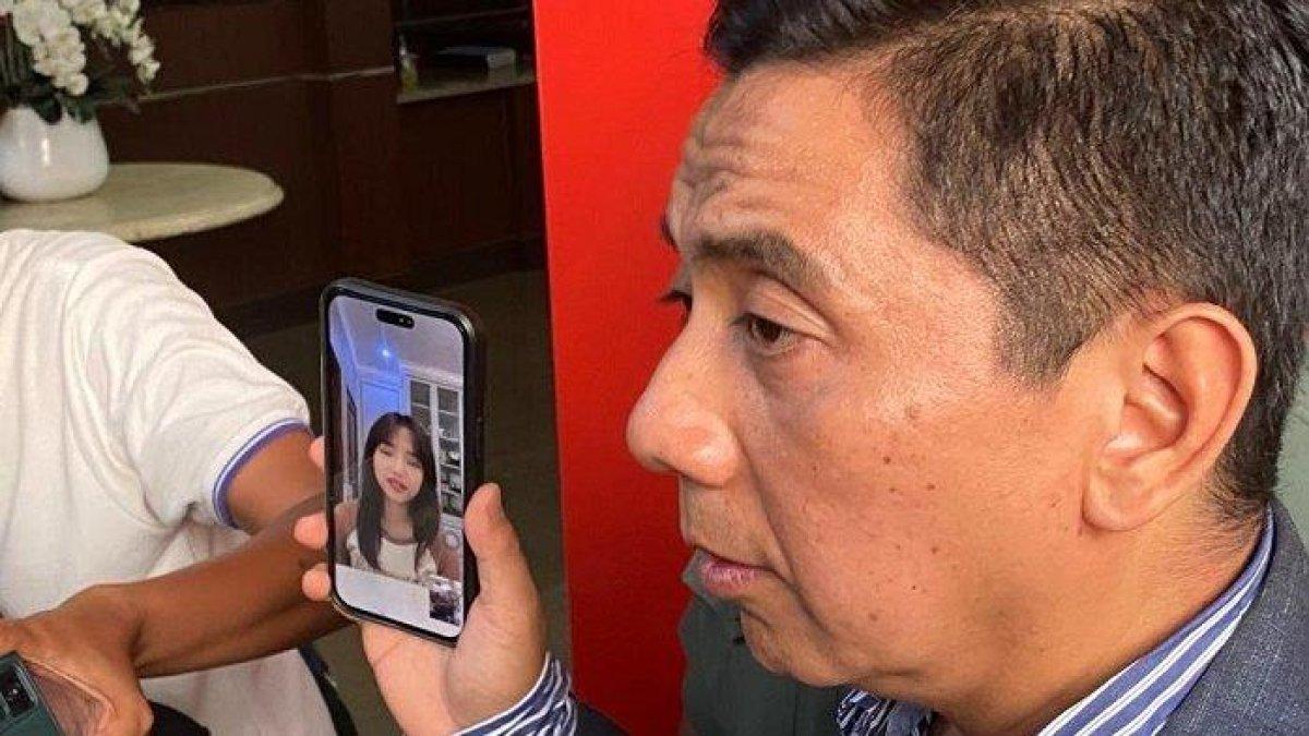 Sandy Arifin video call kliennya, Fuji, di Polres Metro Jakarta Selatan, Senin (26/6/2023).