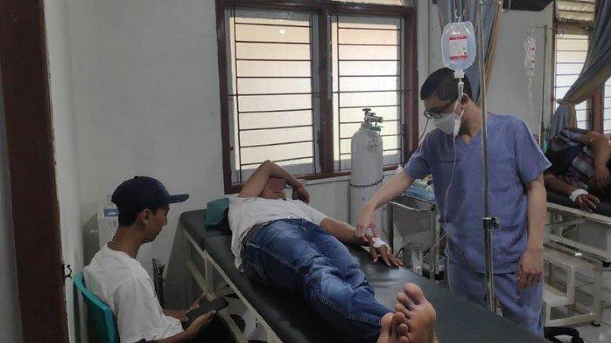 Sejumlah warga di Surabaya mendapatkan penanganan di puskesmas usai mengalami keracunan, setelah menyantap hidangan hewan kurban, Jumat (30/6/2023).