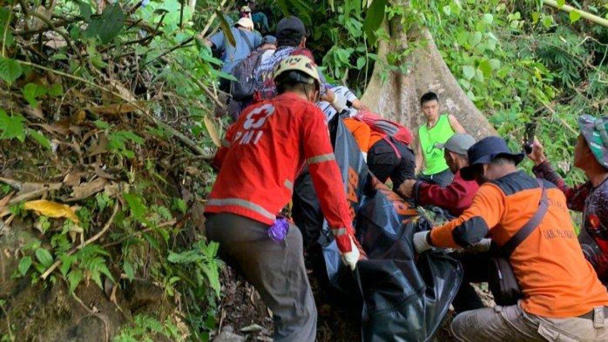 Tim SAR gabungan saat evakuasi jenazah Mbah Kasih yang hilang di hutan Wangkelang, Kecamatan Kandangserang, Kabupaten Pekalongan Jawa Tengah