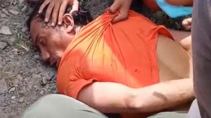Pelaku pembacokan Diamankan Polisi - Pelaku AD (35), diduga Orang Dalam Gangguan Jiwa (ODGJ) dibekuk polsii dan warga usai mengamuk dan membacok dua warga di Kecamatan Wonomulyo, Kabupaten Polewali mandar (Polman), Sulawesi Barat pada Minggu (1/6/2025).