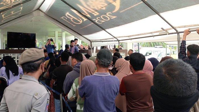 ANTRIAN PENUKARAN UANG - Antrean panjang penukaran uang Bank Indonesia (BI) Lapangan Ahma Kirang, Jl Ahmad Kirang, Kelurahan Binanga, Kabupaten Mamuju, Sulawesi Barat (Sulbar) Jumat, (21/3/2025). Untuk masyarakat yang belum mendapatkan penukaran boleh langsung daftar melalui aplikasi pintar dan datang ke 10 outlet perbankan terdekat.