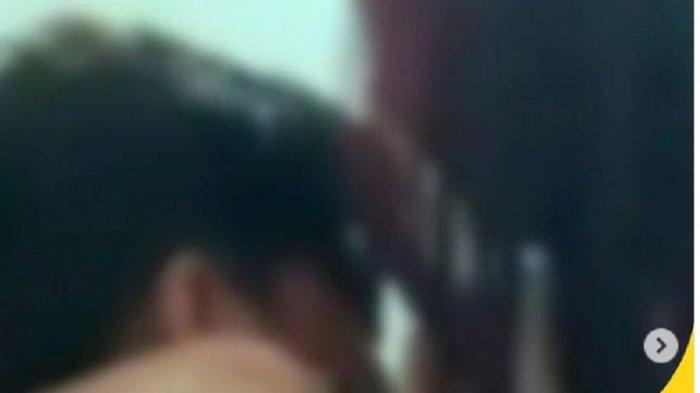 Adegan tak senonoh diduga pegawai minimarket viral di media sosial