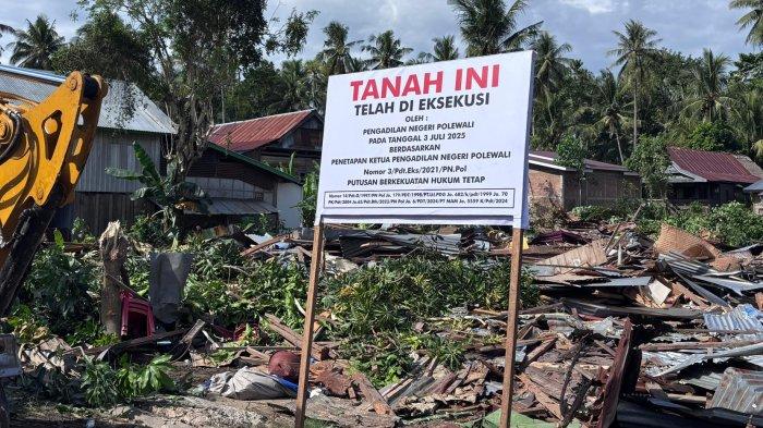 Eksekusi Rumah di Campalagian polman - Dua unit alat berat digunakan merobohkan rumah warga objek eksekusi lahan di Dusun Pulludai, Desa Katumbagan Lemo, Kecamatan Campalagian, Kabupaten Polewali Mandar (Polman), Sulawesi Barat (Sulbar), Jumat (4/7/2025). Dok Fahrun.
