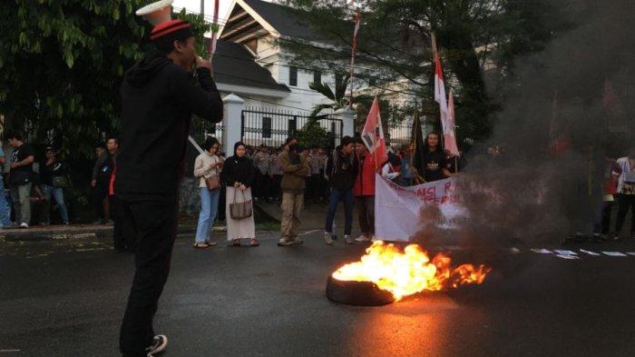 Aliansi Mahasiswa blokade akses di depan gedung DPRD Mamuju, tepatnya di Jl Ahmad Yani, Kelurahan Binanga, Mamuju, Sulawesi Barat (Sulbar), Sabtu (24/8/2024) sore. Aksi ini dilakukan untuk mengawal putusan Mahkamah Konstitusi (MK) terkait ambang batas pencalonan kepala daerah dan wakil kepala daerah Pilkada 2024.
