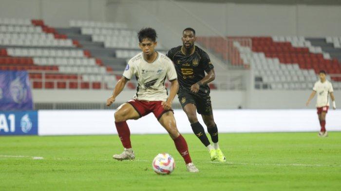 JAGA BOLA - Pemain PSM Makassar, Ananda Raehan sedang berusaha menjaga bola agar tak direbut lawan dalam pertandingan lanjutan Liga 1 antara PSM Makassar versus PSIS Semarang di StadioN jatidiri Semarang, Jawa Tengah pada Minggu (16/2/2025).