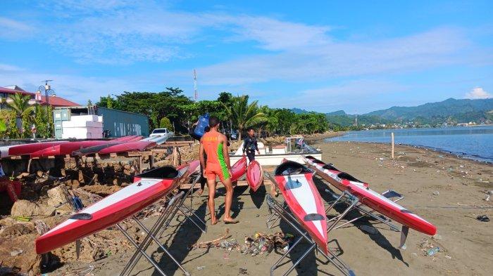Atlet dayung Sulbar yang baru selesai latihan dan menyandarkan perahu di tepi pantai Mamuju, Kamis (13/6/2024).