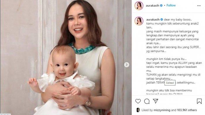 Aura Kasih sedang menggendong anaknya Arabella