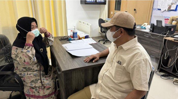 Bebas Manggazali (Pakai masker) saat memeriksakan kondisi kesehatannya di RSUD Andi Depu Polewali mandar pada Senin (12/8/2024)
