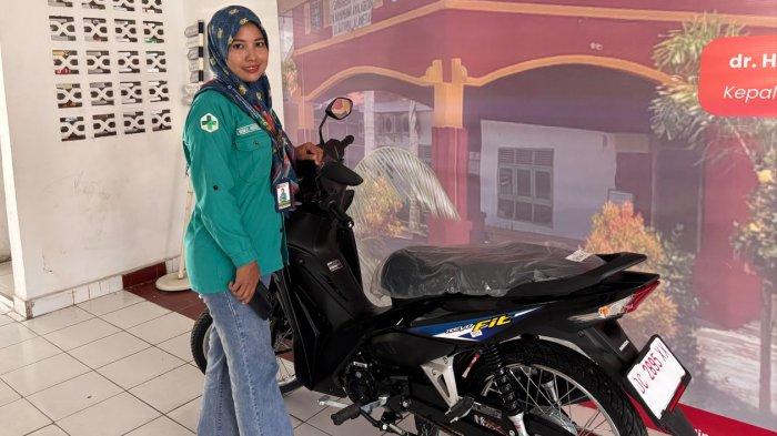 Bidan teladan Rusmiati Aminuddin saat melihat sepeda motor jadi hadiah di kantor Dinkes Polman Jl Muh Yamin, Kelurahan Takatidung, Polman, Selasa (14/1/2025). Dok Fahrun.