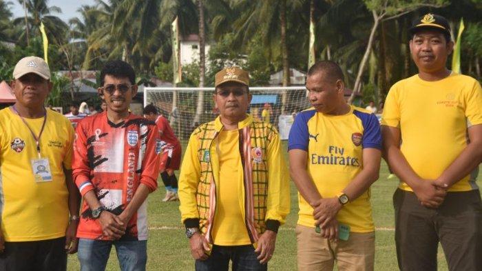 Bupati Pasangkayu, Yaumil Ambo Djiwa (tengah) saat membuka lomba sepakbola Komite Cup IX di lapangan sepak bola, Desa Kasoloang, Kecamatan Bambaira, Pasangkayu, Sabtu (14/12/2024).