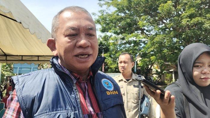 Bupati Polman, Andi Ibrahim Masdar saat ditemui wartawan di halaman kantor BNNK Jl Pameran Pembangunan, Kelurahan Darma, Polman, Kamis (6/4/2023).