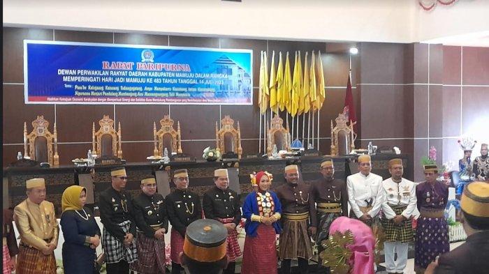 Bupati dan Sejumlah pejabat foot bersama usai rapat paripurna HUT Mamuju ke-483. Tidak ada Wakil Bupati Ado Mas'ud