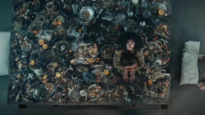 Cuplikan film Netflix 'The Platform (2019)', kisah penjara vertikal tempat para napi sampai harus berkorban nyawa demi makanan.